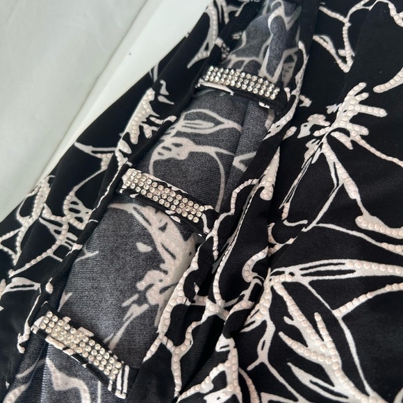 NWOT By Design Black and White Floral With Cut Out Sleeves - Picture 9 of 10